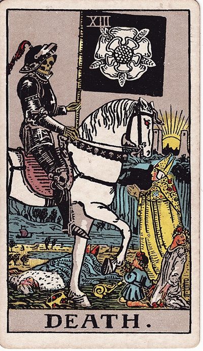 タロットカード「死神」― 黒い鎧をつけた骨だけの騎手が白馬にまたがり、白い薔薇を描いた黒い旗を掲げて進み、遠くの二本の塔のあいだから太陽が顔を出している絵